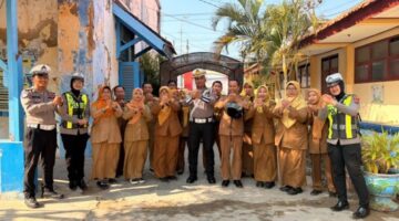 Satlantas Polresta Sumenep menggelar Police Goes to School di SMP Negeri 5 Sumenep, Senin (12/10/2026)