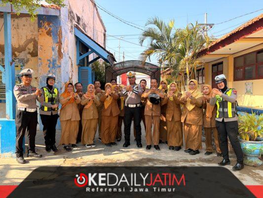 Satlantas Polresta Sumenep menggelar Police Goes to School di SMP Negeri 5 Sumenep, Senin (12/10/2026)