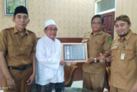 Wabup Sumenep KH Imam Hasyim SH, MH Saat Menerima Penghargaan dari Ketua Panitia Pelaksana Pameran dan Uji Tembak Maestoh Stone Haryono