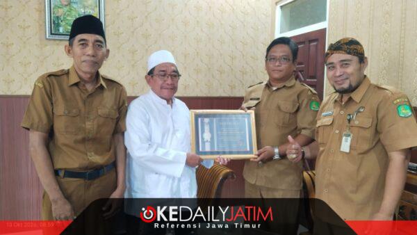 Wabup Sumenep KH Imam Hasyim SH, MH Saat Menerima Penghargaan dari Ketua Panitia Pelaksana Pameran dan Uji Tembak Maestoh Stone Haryono
