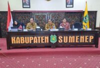Sekdakab Sumenep Agus Dwi Saputra, S.Sos, M.Si Didampingi Kadinsos P3A Dr. R. Abd. Rahman Riadi SE Mm Saat Membuka Rapat Pemantapan Persiapan Penilaian PPE yang berlangsung di Aula Adirasa Kantor Pemkab Sumenep, Selasa (13/10/2026)