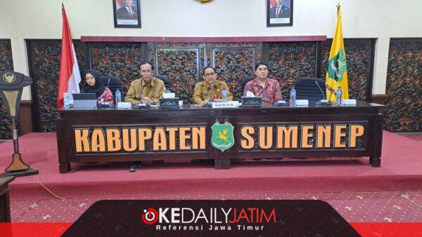 Sekdakab Sumenep Agus Dwi Saputra, S.Sos, M.Si Didampingi Kadinsos P3A Dr. R. Abd. Rahman Riadi SE Mm Saat Membuka Rapat Pemantapan Persiapan Penilaian PPE yang berlangsung di Aula Adirasa Kantor Pemkab Sumenep, Selasa (13/10/2026)