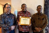 Bupati Sumenep, Dr. H. Achmad Fauzi Wongsojudo, SH., MH., hadir didampingi Kepala Bappeda Sumenep, Dr. Ir. Arif Firmanto, S.TP., M.Si., IPU., ASEAN Eng., usai Menerima Penghargaan dari Kementerian Pertanian RI, Rabu (14/10/2026)