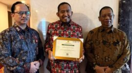 Bupati Sumenep, Dr. H. Achmad Fauzi Wongsojudo, SH., MH., hadir didampingi Kepala Bappeda Sumenep, Dr. Ir. Arif Firmanto, S.TP., M.Si., IPU., ASEAN Eng., usai Menerima Penghargaan dari Kementerian Pertanian RI, Rabu (14/10/2026)