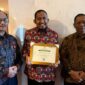 Bupati Sumenep, Dr. H. Achmad Fauzi Wongsojudo, SH., MH., hadir didampingi Kepala Bappeda Sumenep, Dr. Ir. Arif Firmanto, S.TP., M.Si., IPU., ASEAN Eng., usai Menerima Penghargaan dari Kementerian Pertanian RI, Rabu (14/10/2026)