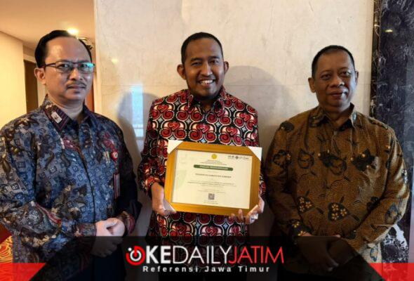 Bupati Sumenep, Dr. H. Achmad Fauzi Wongsojudo, SH., MH., hadir didampingi Kepala Bappeda Sumenep, Dr. Ir. Arif Firmanto, S.TP., M.Si., IPU., ASEAN Eng., usai Menerima Penghargaan dari Kementerian Pertanian RI, Rabu (14/10/2026)