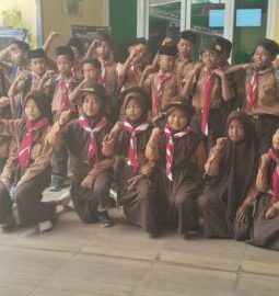 MI Raudlah Najiyah II Perkuat Budaya Literasi melalui Kunjungan Edukasi ke Dispusip Sumenep