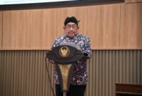 Wakil Bupati Sumenep KH. Imam Hasyim, S.H., M.H., saat membacakan Nota Penjelasan Bupati Achmad Fauzi Wongsojudo dalam Rapat Paripurna DPRD Sumenep, Kamis (15/10/2026)