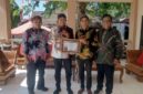 Bupati Sumenep Dr H Achmad Fauzi Wongsojudo SH MH Saat Menerima Penghargaan dari Panitia Maestoh Stone di Rumdis Bupati, Jum'at (16/10/2026)