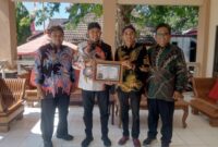Bupati Sumenep Dr H Achmad Fauzi Wongsojudo SH MH Saat Menerima Penghargaan dari Panitia Maestoh Stone di Rumdis Bupati, Jum'at (16/10/2026)