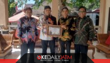 Bupati Sumenep Dr H Achmad Fauzi Wongsojudo SH MH Saat Menerima Penghargaan dari Panitia Maestoh Stone di Rumdis Bupati, Jum'at (16/10/2026)