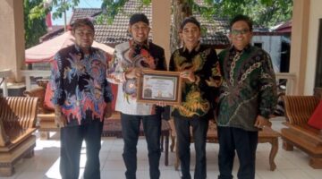 Bupati Sumenep Dr H Achmad Fauzi Wongsojudo SH MH Saat Menerima Penghargaan dari Panitia Maestoh Stone di Rumdis Bupati, Jum'at (16/10/2026)