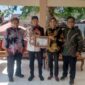 Bupati Sumenep Dr H Achmad Fauzi Wongsojudo SH MH Saat Menerima Penghargaan dari Panitia Maestoh Stone di Rumdis Bupati, Jum'at (16/10/2026)