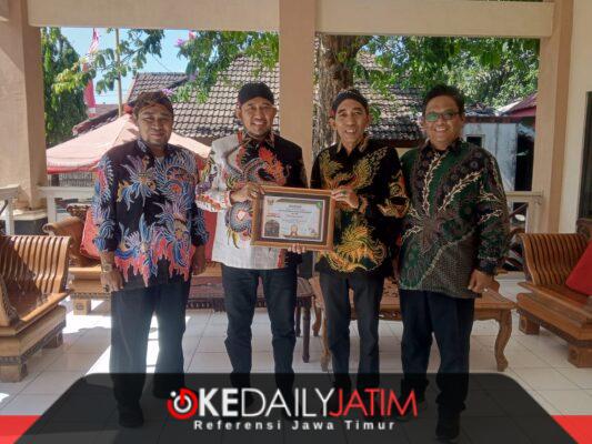 Bupati Sumenep Dr H Achmad Fauzi Wongsojudo SH MH Saat Menerima Penghargaan dari Panitia Maestoh Stone di Rumdis Bupati, Jum'at (16/10/2026)
