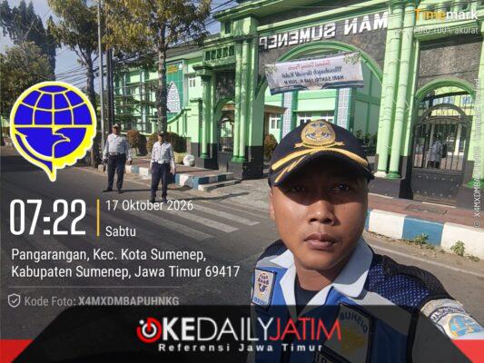 Tiga Personil Disperkimhub Kabupaten Sumenep Saat Mengatur Lalin Didepan MAN dan SDN Pangarangan 