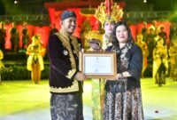 Bupati Sumenep Dr H Achmad Fauzi Wongsojudo SH MH dan Kabid Promosi Kementerian Pariwisata RI Eni Komiarti, S.ST.Par., M.Si. 