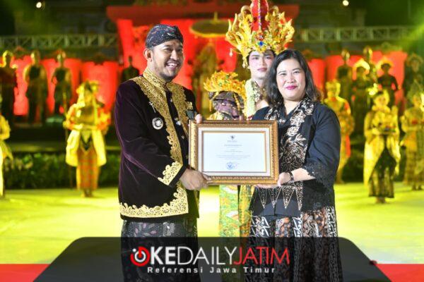 Bupati Sumenep Dr H Achmad Fauzi Wongsojudo SH MH dan Kabid Promosi Kementerian Pariwisata RI Eni Komiarti, S.ST.Par., M.Si. 