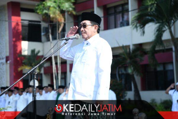 Wabup Sumenep KH Imam Hasyim SH MH Saat Pimpin Apel Upacara Gabungan dan Peringatan HSN di Lingkungan Pemkab Sumenep, Senin (19/10/2026)