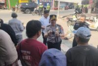 Akrab dengan Pedagang Ayam, Kapolresta Sumenep Tebar Kehangatan di Pasar Anom