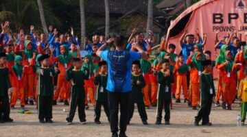 Batalyon Infanteri Teritorial Pembangunan (Yonif TP) 931/Ksatria Jokotole menerima kunjungan belajar siswa SDI hingga SMPI Nurul Bayan, Kabupaten Sumenep