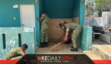 Anggota Yonif TP 931/KJ Saat Membersihkan Masjid