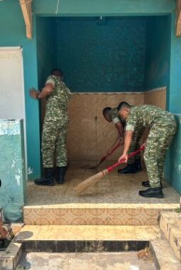 Perkuat Kemanunggalan TNI dan Rakyat, Yonif TP 931/KJ Gelar Karya Bakti di Masjid Sumenep