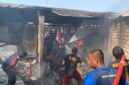 Sinergi Anggota Yonif TP 931/KJ dan Damkar Sumenep Saat Padamkan Kebakaran di Rumah Warga 