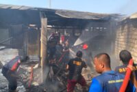 Sinergi Anggota Yonif TP 931/KJ dan Damkar Sumenep Saat Padamkan Kebakaran di Rumah Warga 