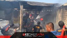 Sinergi Anggota Yonif TP 931/KJ dan Damkar Sumenep Saat Padamkan Kebakaran di Rumah Warga 