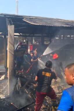 Bahunya Kompak, Api Ditaklukkan! Damkar Sumenep dan Yonif TP 931 Turun Bersama