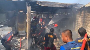 Sinergi Anggota Yonif TP 931/KJ dan Damkar Sumenep Saat Padamkan Kebakaran di Rumah Warga 