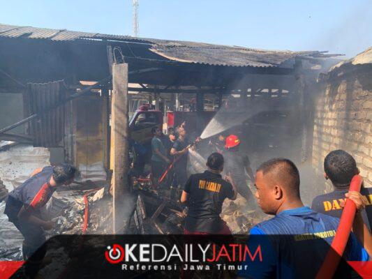 Sinergi Anggota Yonif TP 931/KJ dan Damkar Sumenep Saat Padamkan Kebakaran di Rumah Warga 