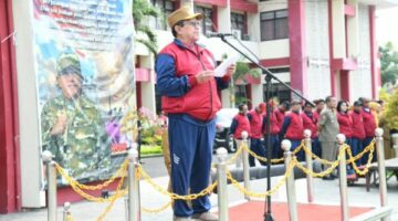 Wabup KH Imam Hasyim SH MH Saat Pimpin Apel Upacara Gabungan dan Pelepasan Atlet Di Halaman Kantor Pemkab Sumenep, Senin (25/10/2026)