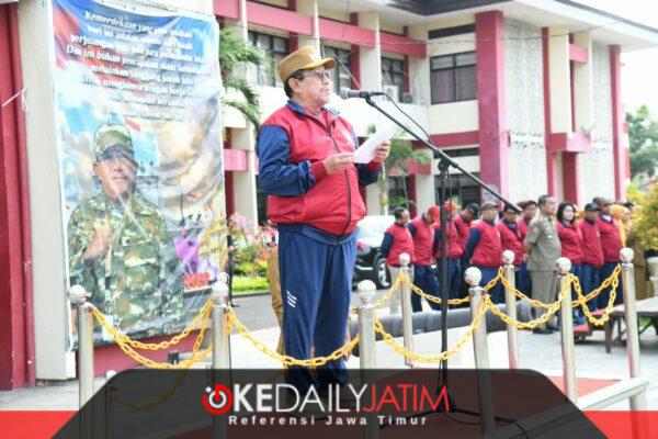 Wabup KH Imam Hasyim SH MH Saat Pimpin Apel Upacara Gabungan dan Pelepasan Atlet Di Halaman Kantor Pemkab Sumenep, Senin (25/10/2026)