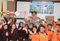 Kapolresta Sumenep Kombes Pol Ariek Indra Sentanu Bersama Siswa SD