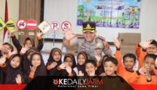 Kapolresta Sumenep Kombes Pol Ariek Indra Sentanu Bersama Siswa SD