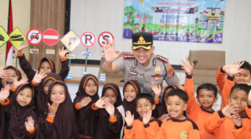 Kapolresta Sumenep Kombes Pol Ariek Indra Sentanu Bersama Siswa SD