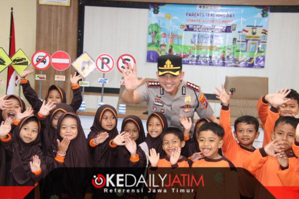 Kapolresta Sumenep Kombes Pol Ariek Indra Sentanu Bersama Siswa SD
