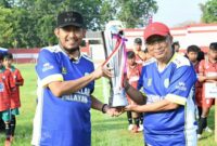 Bupati Sumenep Dr H Achmad Fauzi Wongsojudo SH MH dan Kadisdik H. Moh. Iksan SPD MT di Pembukaan Mini Soccer SD di Gor A Yani Pangligur Sumenep 