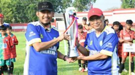 Bupati Sumenep Dr H Achmad Fauzi Wongsojudo SH MH dan Kadisdik H. Moh. Iksan SPD MT di Pembukaan Mini Soccer SD di Gor A Yani Pangligur Sumenep 
