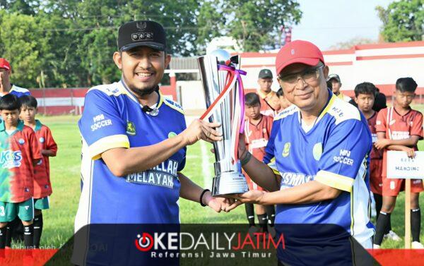 Bupati Sumenep Dr H Achmad Fauzi Wongsojudo SH MH dan Kadisdik H. Moh. Iksan SPD MT di Pembukaan Mini Soccer SD di Gor A Yani Pangligur Sumenep 