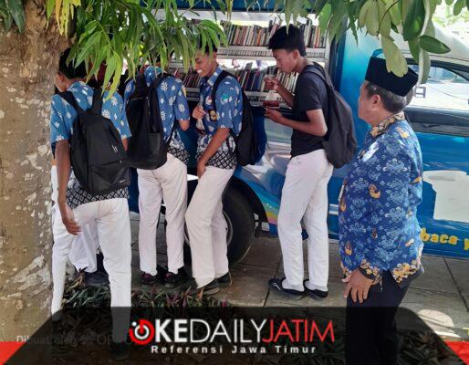 Pustakawan Ahli Muda Dispusip Kabupaten Sumenep Drs Syaiful Bahri di SMAN 1 Gapura