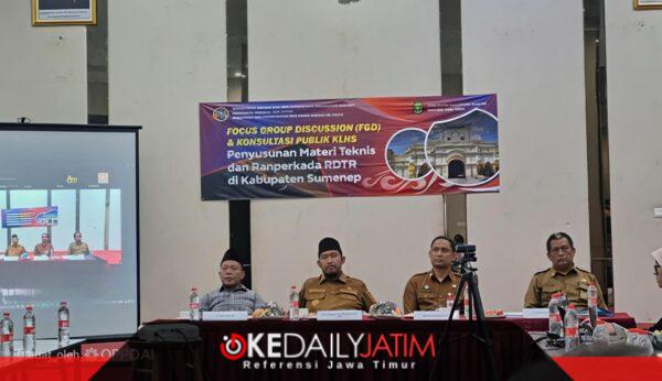 Bupati Sumenep Dr H Achmad Fauzi Wongsojudo SH MH di Acara Focus Group Discussion (FGD) dan konsultasi publik Kajian Lingkungan Hidup Strategis (KLHS) yang digelar Dinas Pekerjaan Umum dan Tata Ruang (PUTR) Kabupaten Sumenep di Ballroom Kaberaz Hotel, Selasa (6/10/2026)