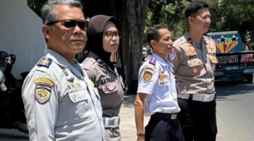 Foto dari Kanan Kasat Lantas Polresta Kompol Eko Aprianto Bersama Kabid LLA Disperkimhub Kabupaten Sumenep Kepala Bidang Lalu Lintas dan Angkutan (LLA) Disperkimhub Sumenep, Nouvael, S.Sos., M.M.,