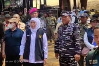 Gubernur Jawa Timur Khofifah Indar Parawangsa Didampingi Pangkorarmada 2 Saat Mengunjungi Pantai Slopeng Dasuk, Rabu (14/10/2026)