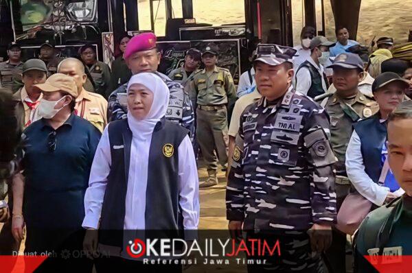 Gubernur Jawa Timur Khofifah Indar Parawangsa Didampingi Pangkorarmada 2 Saat Mengunjungi Pantai Slopeng Dasuk, Rabu (14/10/2026)