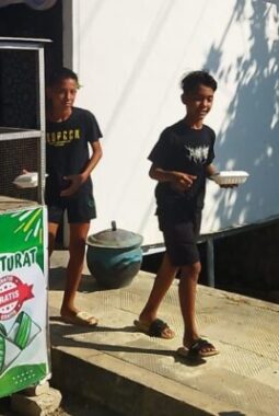 KBS Sumenep Salurkan 117 Bungkus Nasi Bungturat, Jumat Manis Jadi Momentum Berbagi