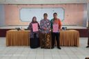 Kadisdik Kabupaten Sumenep H. Iksan SPD MT Saat Membagikan SK PPPK PW di Lingkungan Disdik Sumenep 