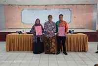 Kadisdik Kabupaten Sumenep H. Iksan SPD MT Saat Membagikan SK PPPK PW di Lingkungan Disdik Sumenep 