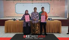 Kadisdik Kabupaten Sumenep H. Iksan SPD MT Saat Membagikan SK PPPK PW di Lingkungan Disdik Sumenep 